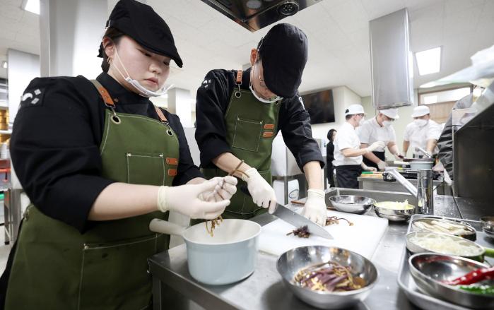 육군2작전사령부가 28일 개최한 ‘K-2작전사 군식대첩 본선’에서 참가 장병들이 음식를 조리하고 있다.