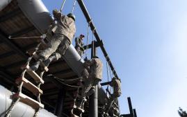 721기 해군병들이 해군특성화훈련 중 하나인 수직사다리 오르기를 하고 있다. 사진 제공=홍성민 중사(진)