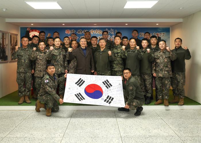 국방정신전력원 군인정신리더과정에 참여한 행정보급관들이 군인정신 사명서가 작성된 태극기와 함께 기념사진을 찍고 있다. 정전원 제공