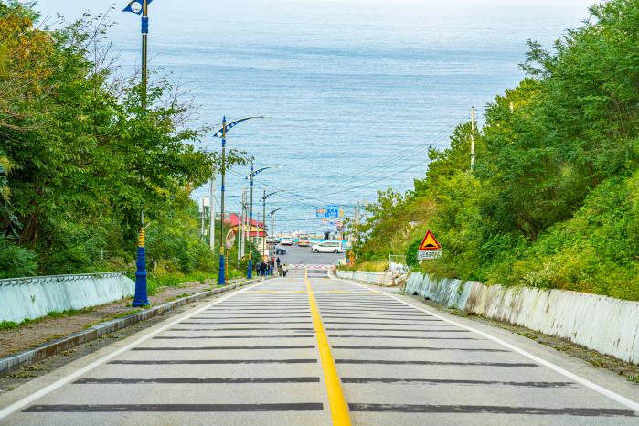 핫플레이스로 떠오른 바다가 보이는 언덕길.