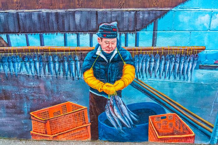 벽화로 단장된 논골담길.