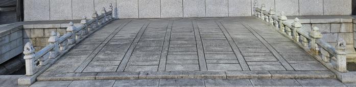 광통교 모습을 축소한 모형.