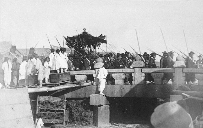 광통교를 지나는 고종 행렬. 경기도박물관 소장