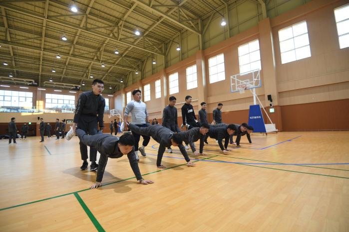 육군51보병사단 비룡여단 장병들이 실내체육관에서 체력단련 시간을 이용해 운동하고 있다. 조용학 기자