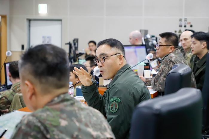 김종묵(왼쪽 둘째) 연합지상군구성군사령부 참모장을 비롯한 한미 장병들이 한미 연합 대화력전 연습에서 효과 평가 및 작전 토의를 하고 있다. 부대 제공