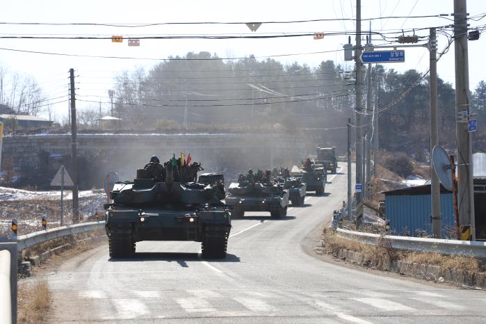 육군6보병사단 전차대대 K1E1 전차가 혹한기 전술훈련의 하나로 집결지 점령을 위한 기동훈련을 하고 있다. 사진 제공=박선화 중사