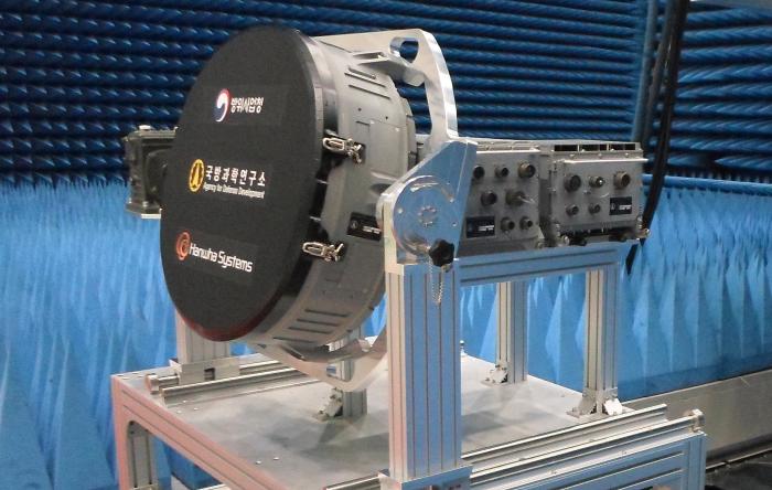 KF-21 ÀüÅõ±âÀÇ ´Éµ¿ÀüÀÚÁÖ»ç½Ä À§»ó¹è¿(AESA) ·¹ÀÌ´Ù Çü»ó. ADD Á¦°ø