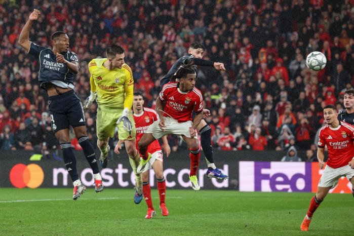 벤피카의 골키퍼 아나톨리 트루빈(왼쪽 둘째)이 29일(한국시간) 포르투갈 리스본에서 열린 2025-2026 UCL 리그 페이즈 8차전 레알 마드리드와 경기에서 후반 추가시간에 쐐기 헤더골을 터뜨리고 있다. EPA·연합뉴스