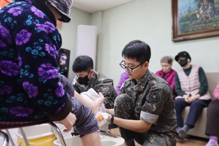 노인복지시설을 찾은 육군36보병사단 신병교육대대 장병들이 온수로 어르신들의 발을 씻겨드리고 있다. 부대 제공