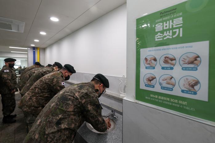 29일 육군50보병사단 신병교육대에서 훈련병들이 식사 전 손을 씻고 있다. 소아·청소년을 중심으로 B형 인플루엔자 환자가 다시 늘어남에 따라 군은 손 씻기와 기침 예절 준수 등 예방수칙을 전파하며 선제적인 예방활동을 펼치고 있다. 이윤청 기자