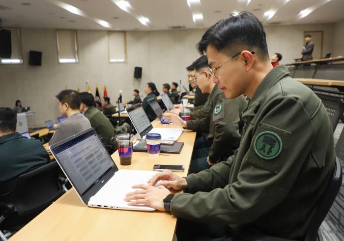 28일 열린 육군사관학교 ‘생성형 AI 활용 교수법 세미나’에서 참석자들이 교수법을 연구하고 있다. 부대 제공