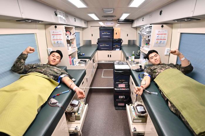 해군2함대 장병들이 겨울철 혈액 수급난 해소에 이바지하기 위해 부대 내 배치된 헌혈 버스에서 헌혈하고 있다. 사진 제공=박태환 병장