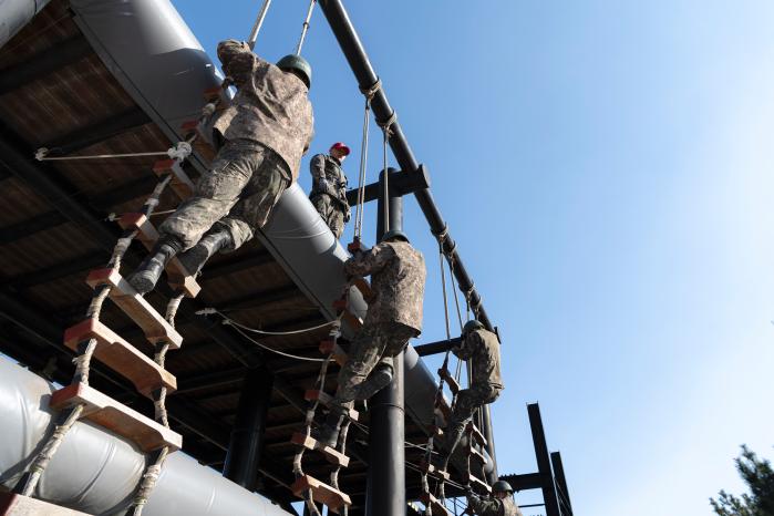 721기 해군병들이 해군특성화훈련 중 하나인 수직사다리 오르기를 하고 있다. 사진 제공=홍성민 중사(진)