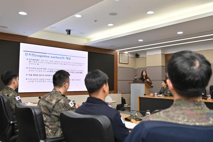 28일 국립외교원 송태은 교수가 공군 각급 부대 정훈참모 및 통합정보작전 실무자를 대상으로 인지전 관련 특강을 하고 있다. 공군 제공
