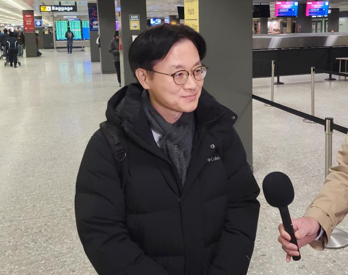 김정관 산업통상부 장관이 28일(현지시간) ‘트럼프 관세’ 대응을 위해 워싱턴DC 덜레스국제공항에 도착해 한국 취재진과 인터뷰하고 있다. 연합뉴스