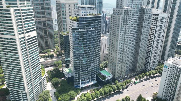 서울 도곡동에 위치해 있는 군인공제회 건물 전경.