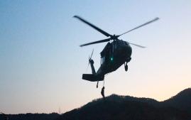 육군2작전사령부 1신속기동대대 장병들이 지난달 29일 UH-60 헬기에서 급속 헬기 로프 하강훈련을 하고 있다. 부대 제공