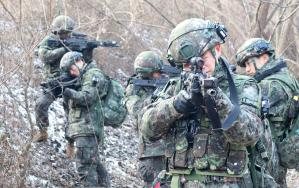육군32보병사단 기동대대 장병들이 충남 공주시 광덕산 일대에서 진행된 혹한기 전술훈련 중 봉쇄선 점령 후 탐색격멸 작전을 수행하고 있다. 부대 제공