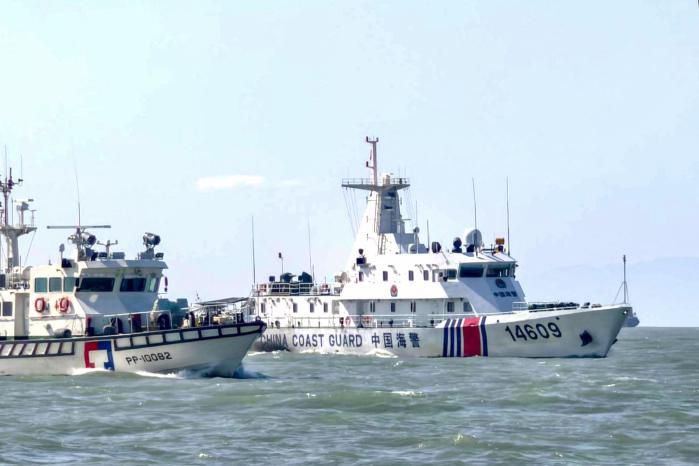 지난해 12월 대만 마쭈열도 인근 해역에서 대만 해안경비대 함정(왼쪽)이 훈련에 나선 중국 해안경비대 함정과 근접 항해하며 경계하고 있다. AFP·연합뉴스