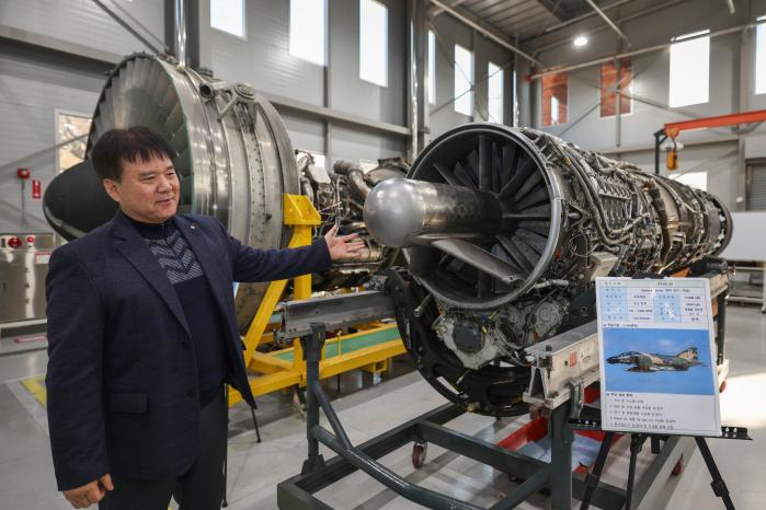 안경율 항공정비학부장 겸 항공기술교육원장이 전투기에 장착되는 터보제트 엔진을 소개하고 있다.