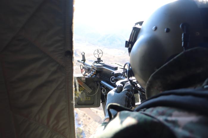 육군2군단 12항공단이 지난달 29일부터 30일까지 경기 양평군 비승사격장에서 전개한 공중사격훈련에서 수리온(KUH-1) 헬기 승무원이 기관총 사격을 하고 있다. 사진 제공=박주현 중위