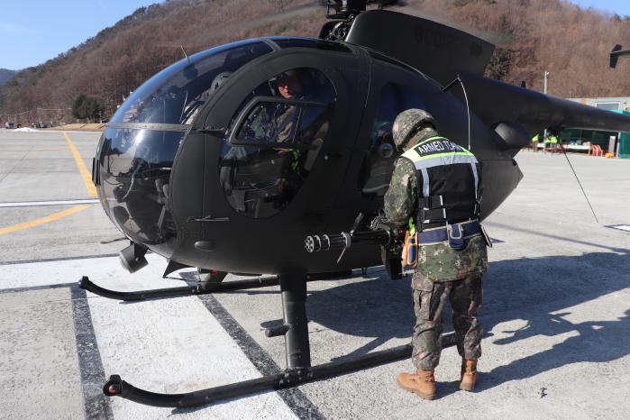 육군2군단 12항공단이 지난달 29일부터 30일까지 경기 양평군 비승사격장에서 전개한 공중사격훈련에서 무장사가 500MD 헬기 무장 상태를 점검하고 있다.