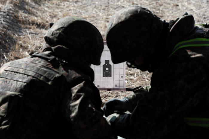 육군3사관학교가 지난달 29일 경북 영천시 개인화기사격장에서 전개한 기초훈련예비생도(기훈생도) 영점사격 훈련 중 참가자들이 사격 준비를 하고 있다.