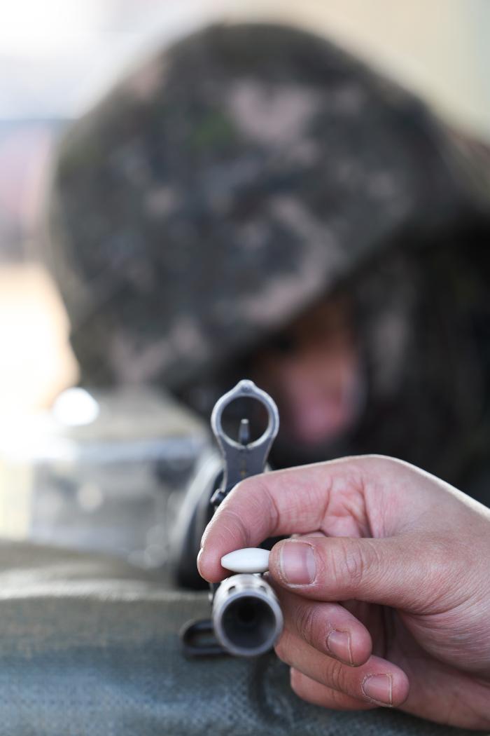 바둑돌을 이용해 기초사격술을 익히고 있는 기훈생도.