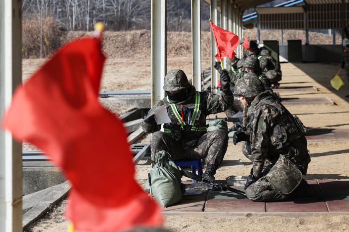 기훈생도와 조교들이 사격 결과를 확인하고 있다.