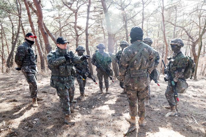 분대전투 훈련 중인 3학년 생도들이 교관 지도를 받고 있다.