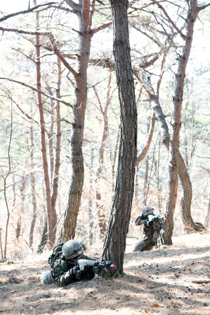 생도들이 목표지점을 확보하기 위해 상대 움직임을 살피고 있다.