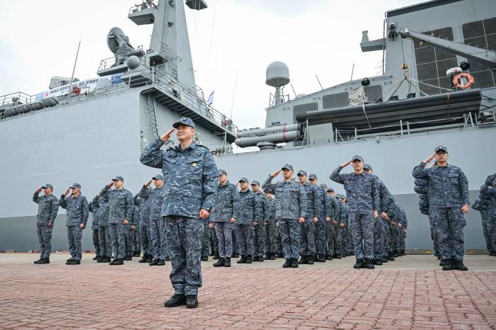 인도에서 열리는 국제관함식과 연합 해상훈련에 참가하기 위해 지난달 30일 제주해군기지에서 출항한 해군 4400톤급 구축함 강감찬함 승조원들이 출항 전 열린 환송행사에서 성공적인 임무수행을 다짐하며 경례하고 있다. 해군 제공