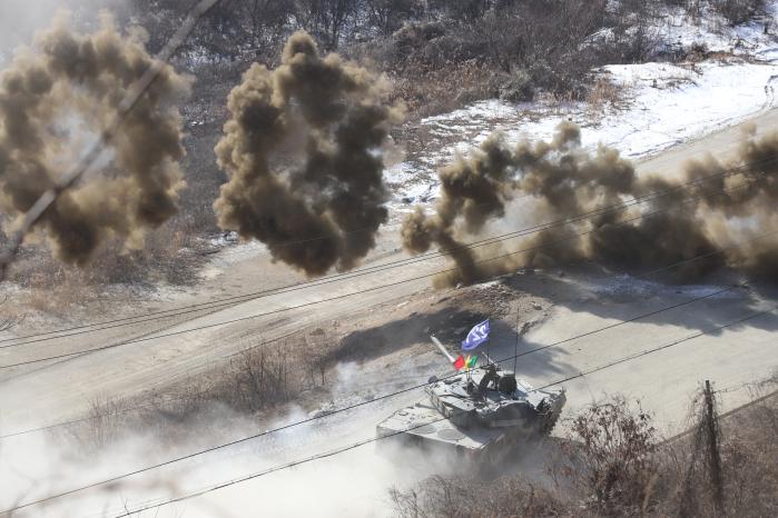 육군1기갑여단 백호대대 K1E1전차가 지포리 사격장에서 열린 제병협동 전투사격 훈련 중 연막 차장을 하고 있다. 사진 제공=김병찬 중위