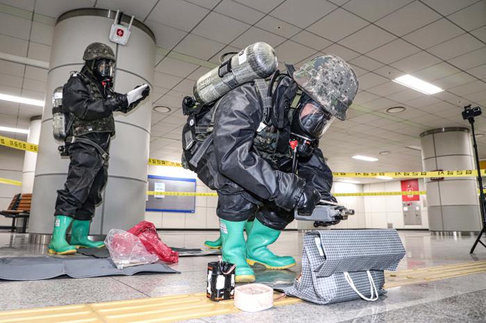 육군55보병사단 화생방신속대응팀(CRRT)이 기흥역에서 폭발물처리훈련을 실시하고 있다. 사진 제공=김윤수 군무주무관