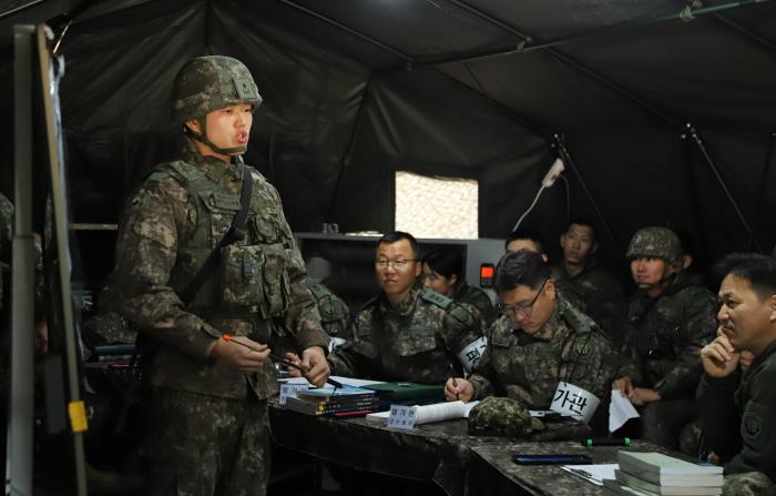 육군7공병여단이 지난달 30일 개최한 소부대 지휘관(자) 대상 명령하달 경연대회에서 김현준 중위(진)가 상황판을 활용해 전시임무 명령을 하달하고 있다. 부대 제공