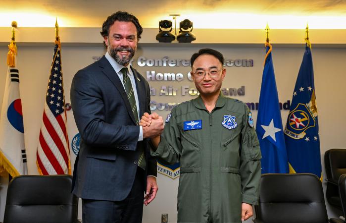지난달 30일 차준선(오른쪽) 공군작전사령관이 매슈 로마이어 미국 공군성 차관과 만나 손을 맞잡고 있다. 부대 제공