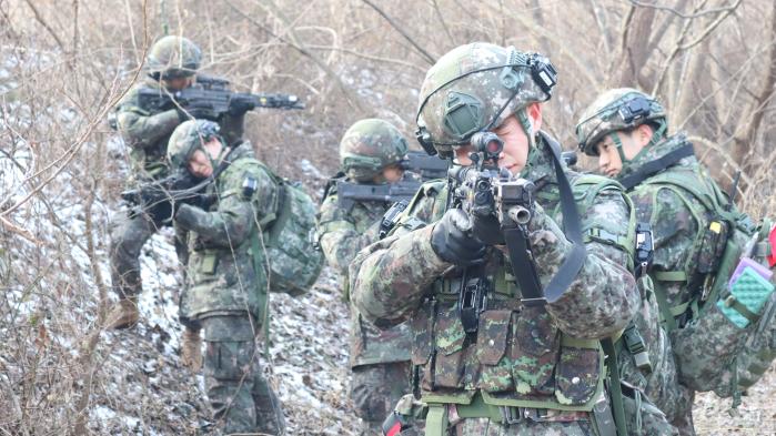육군32보병사단 기동대대 장병들이 충남 공주시 광덕산 일대에서 진행된 혹한기 전술훈련 중 봉쇄선 점령 후 탐색격멸 작전을 수행하고 있다. 부대 제공