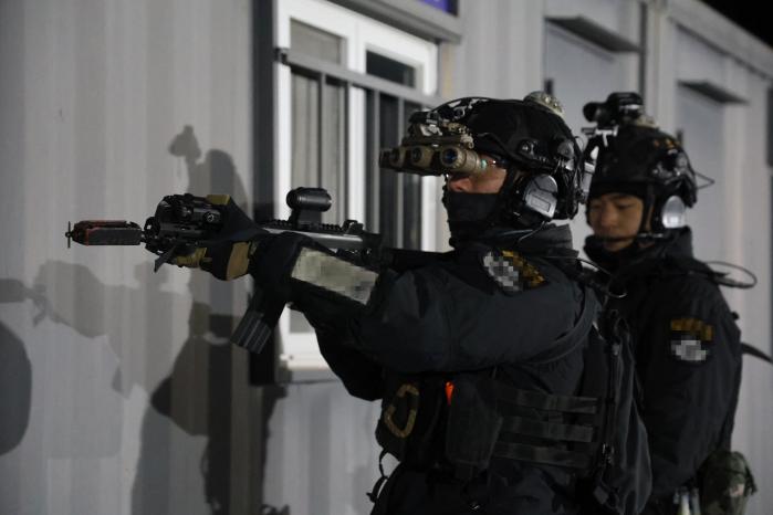 육군특수전사령부 귀성부대 장병들이 지난달 26일부터 30일까지 열린 혹한기훈련 중 야간 임의지역에서 기동하고 있다. 부대 제공