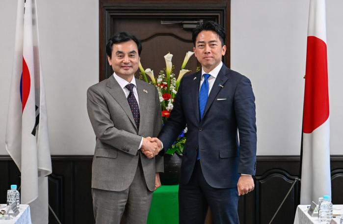 안규백(왼쪽) 국방부 장관이 지난달 30일 고이즈미 신지로 일본 방위상과 한·일 국방장관회담에서 악수를 나누고 있다. 국방부 제공