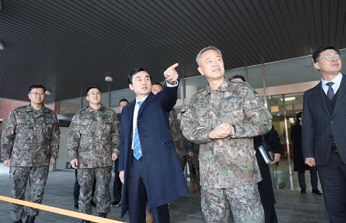 안규백(가운데) 국방부 장관이 2일 육군수도방위사령부를 방문해 임무 수행 현황을 점검하고 있다. 이날 안 장관은 수도권 방위 전반에 대한 준비태세를 보고받고 장병들을 격려했다. 국방부 제공