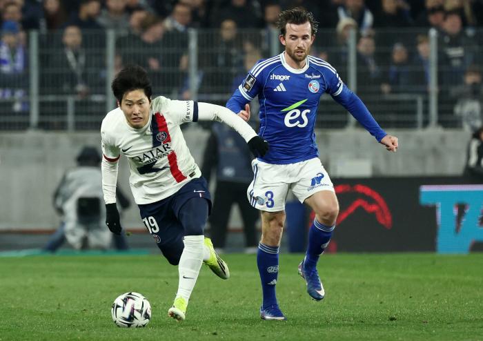 PSG의 이강인(왼쪽)이 스트라스부르의 벤 칠웰을 따돌리고 있다. 로이터·연합뉴스