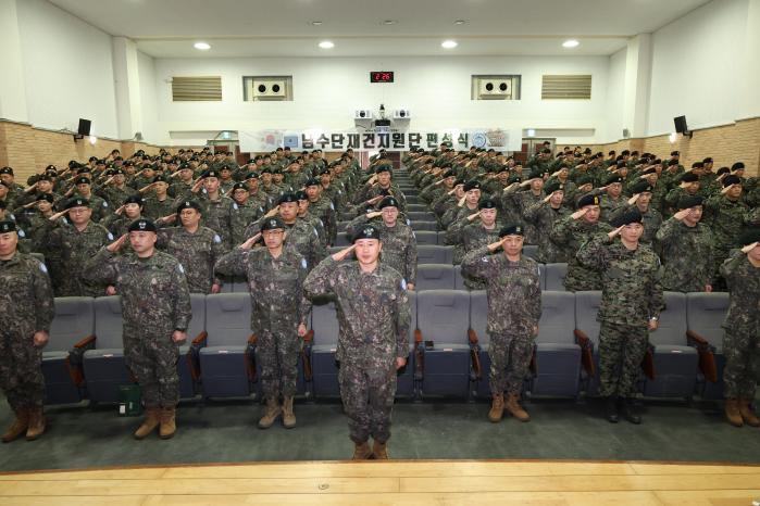 남수단재건지원단(한빛부대) 21진 장병들이 2일 국제평화지원단에서 열린 편성식에서 성공적인 임무 수행을 다짐하며 경례하고 있다. 사진 제공=정성진 중사