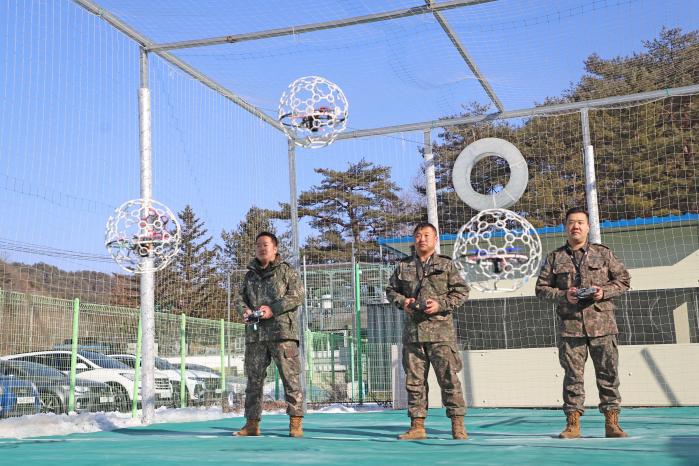 육군21보병사단 박춘식·정명석·임도완(왼쪽부터) 상사가 드론 운용능력을 숙달하기 위한 동아리 활동을 하고 있다. 사진 제공=강산 군무주무관