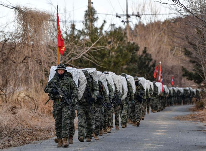 해병대 1특수수색대대 장병들이 이동하고 있다. 해병대 제공