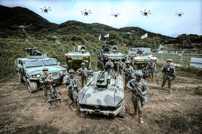 육군25보병사단 아미타이거 시범여단전투단의 K808 차륜형 장갑차와 다목적 무인차량 등 유·무인 복합전투체계 장비가 전투시연을 준비하고 있다.