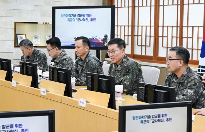 김규하(오른쪽 둘째) 육군참모총장이 2일 계룡대에서 열린 로봇 전문가 간담회에서 발언하고 있다.