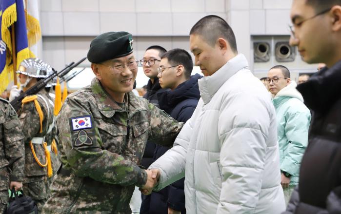 육군35보병사단이 3일 개최한 새해 첫 신병 입영식에서 김광석 사단장이 입영 장정을 격려하고 있다. 부대 제공