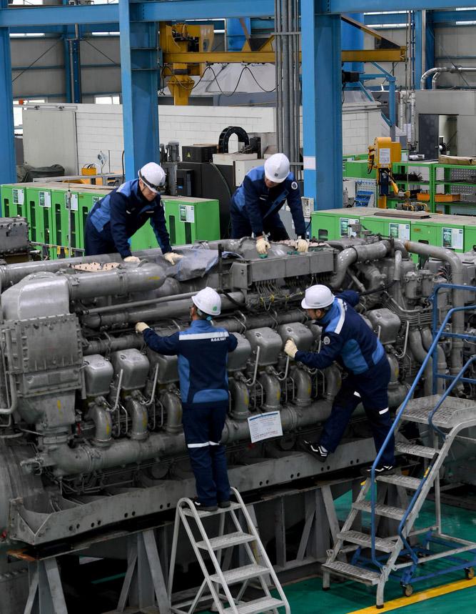 경남 창원시 진해 해군기지 내 해군군수사령부 예하 정비창 추진체계공장 고속직장에서 군무주무관들이 함정 엔진 정비를 하고 있다.