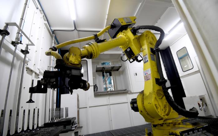 추진체계공장 고속직장에서 산업용 로봇이 함정 부품 세척작업을 대신하고 있다.