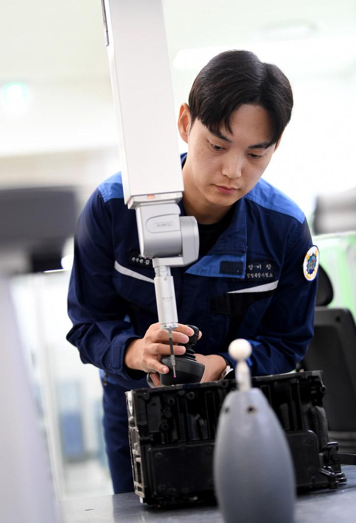 표준측정시험소 3차원 측정실에서 물체 측정을 하는 군무주무관.